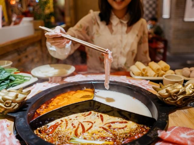 Takut Didenda, Wanita Ini Buang Sisa Makanan ke Mangkuk Orang Lain