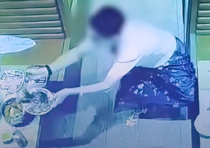 Takut Didenda, Wanita Ini Buang Sisa Makanan ke Mangkuk Orang Lain