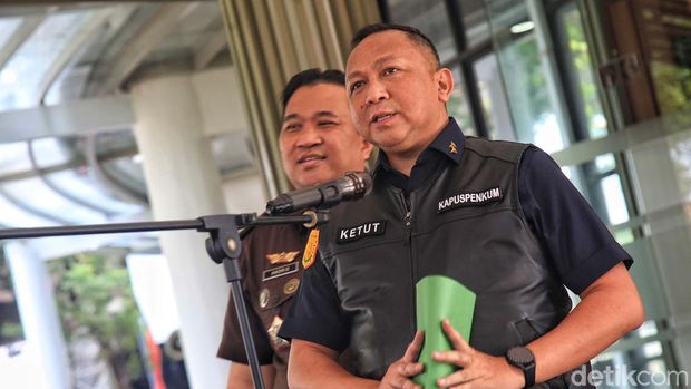 Kejaksaan Agung buka suara soal vonis kasasi Ferdy Sambo yang berubah dari hukuman mati jadi penjara seumur hidup. Kejagung menyatakan keinginan jaksa sudah diakomodasi.