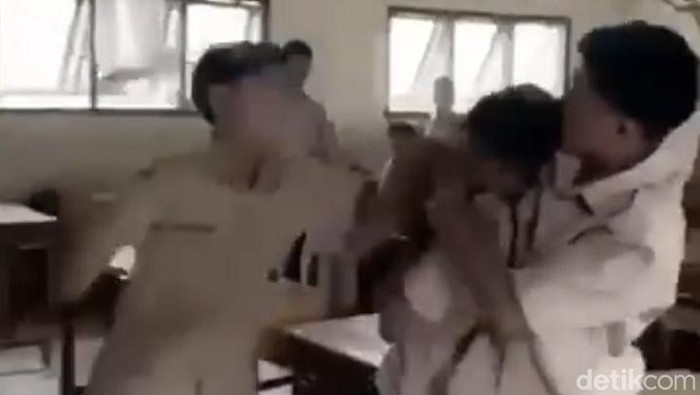 Tangkapan layar video viral siswa hajar siswa di Pidie, Aceh.