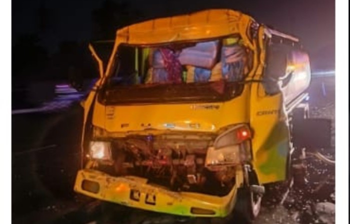 Truk ringsek usai tabrakan di Km 22 Tol Jagorawi, Bogor, Rabu (9/8/2023).