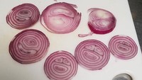 Saat mengiris red onion, netizen kaget pola garis lingkarannya justru membentuk sosok mirip monster. Duh semakin dilihat malah semakin menyeramkan.