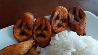 Potongan pisang goreng ini juga tak kalah bikin seram. Seperti monster yang tampak bersedih dan sakit ya?