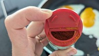 Ketika ingin menggunakan bubuk cabe. netizen ini menemukan sosok unik. Sosok abstrak itu seperti sedang tersenyum lebar.