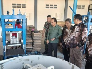 Waket DPRD Surabaya Tinjau Pabrik Paving Hasil Program Padat Karya Pemkot