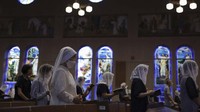Orang-orang menghadiri Misa pagi di Katedral Urakami pada peringatan 78 tahun bom atom di Nagasaki, Jepang selatan, Rabu, 9 Agustus 2023. 