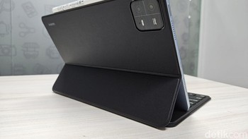 Tampilan belakang ketika keyboard case dibuka. Foto: Adi Fida Rahman/detikINET