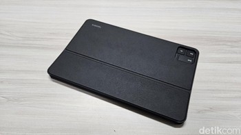 Penampakan tablet ketika dibungkus keyboard case. Foto: Adi Fida Rahman/detikINET