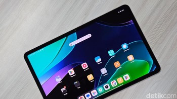 Makin lengkap, tablet ini sudah mengantongi sertifikat low blue light dari TÜV Rheinland, serta perlindungan kaca Gorilla Glass 3. Foto: Adi Fida Rahman/detikINET