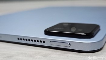 Tombol power berada di sisi kiri. Tombol ini menyatu dengan sesnor sidik jari. Foto: Adi Fida Rahman/detikINET