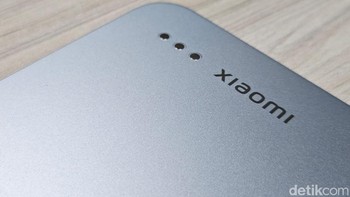 Pada bagian belakangnya terdapat pin untuk menghubungkan ke keyboard case. Foto: Adi Fida Rahman/detikINET