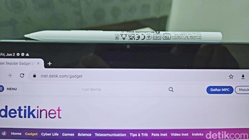 Pengguna dapat menempelkan stylus pen ke bagian atas tablet untuk diisi ulang dayanya. Foto: Adi Fida Rahman/detikINET