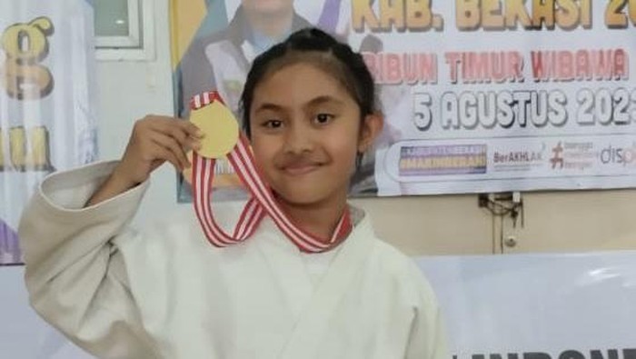 Zahra Nurul Cinta dengan medali emas perdananya