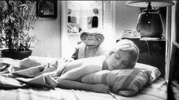 Adegan ET saat melihat Mary (Dee Wallace) tidur di film E.T (1982).