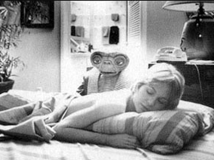 Adegan yang dihapus dari film Adegan ET saat melihat Mary (Dee Wallace) tidur di film E.T (1982).