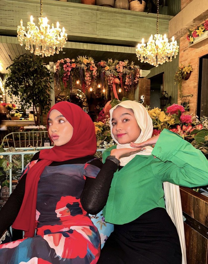 Adik Oklin Fia Saat Nongkrong di Bar dan Restoran Keren, Ini Momennya Adik Oklin Fia Saat Nongkrong di Bar dan Restoran Keren, Ini Momennya