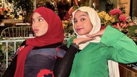 Saat ini Oklin tengah tersandung masalah terkait konten makan es krim vulgar yang diunggahnya. Anggi pun mendukung sang kakak dengan mengunggah foto bertuliskan, Ill always be by your side.