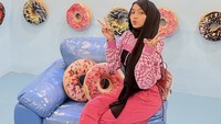 Anggi juga tak kalah stylish dari sang kakak. Ia sering mampir ke tempat-tempat Instagramable dan mengunggah potret OOTD-nya.