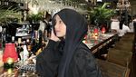 Adik Oklin Fia Saat Santai di Bar dan Restoran Keren, Ini Momennya