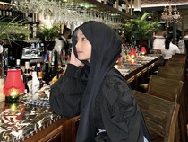 Adik Oklin Fia Saat Santai di Bar dan Restoran Keren, Ini Momennya