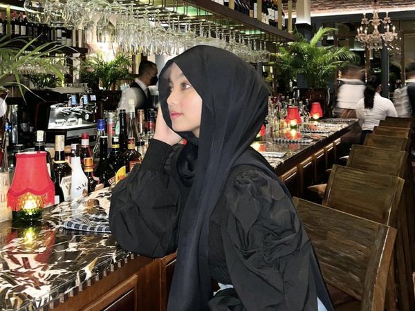 Adik Oklin Fia Saat Santai di Bar dan Restoran Keren, Ini Momennya