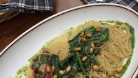 Anggi pun menikmati banyak makanan enak di restoran Prancis tersebut. Tampak pasta, steak, dan roti sudah tersaji di meja.