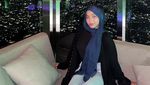 Adik Oklin Fia Saat Santai di Bar dan Restoran Keren, Ini Momennya