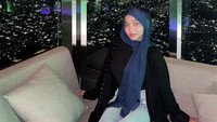 City girl, tulis Anggi di keterangan foto. Ini posenya saat santap di restoran Henshin dengan panorama ketinggian Jakarta yang cantik pada malam hari.