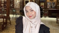 Tak hanya restoran modern, Anggi juga menikmati waktu hangoutnya di restoran tradisional. Tak lupa ia mengabadikan foto diri.