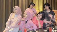 Kumpul bareng teman-teman, Anggi mengisi agendanya dengan kulineran bersama. Mereka pun kompak pakai outfit bernuansa pink.