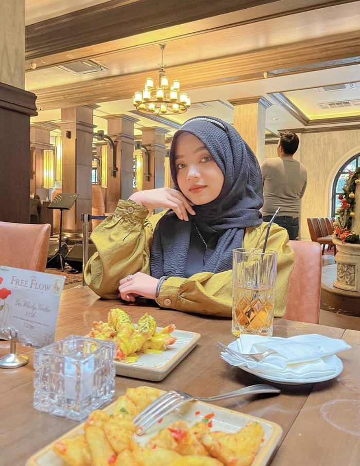 Adik Oklin Fia Saat Nongkrong di Bar dan Restoran Keren, Ini Momennya Adik Oklin Fia Saat Nongkrong di Bar dan Restoran Keren, Ini Momennya