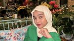 Adik Oklin Fia Saat Santai di Bar dan Restoran Keren, Ini Momennya
