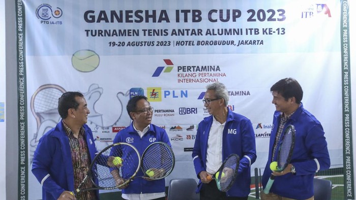 Adu Tenis Antar Alumni Perguruan Tinggi Kembali Digelar (Dari kiri) Bendahara Persatuan Tenis Ganesha (PTG) IA-ITB Indra Adhiwidjaja, Ketua Umum Ikatan Alumni ITB (IA‐ITB) Gembong Primadjaja, Ketua Umum PTG IA-ITB Montty Girianna dan Ketua Panitia Ganesha ITB Cup Fero Gusfa memberikan keterangan kepada wartawan terkait penyelenggaraan Ganesha ITB Cup di Jakarta, Kamis (10/8/2023).
