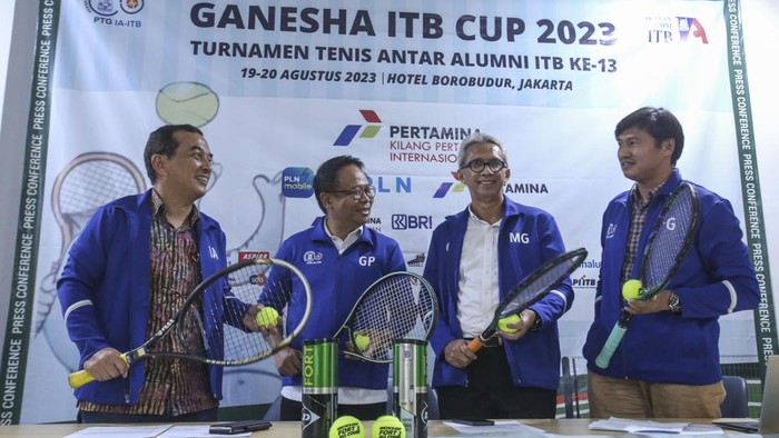 Adu Tenis Antar Alumni Perguruan Tinggi Kembali Digelar (Dari kiri) Bendahara Persatuan Tenis Ganesha (PTG) IA-ITB Indra Adhiwidjaja, Ketua Umum Ikatan Alumni ITB (IA‐ITB) Gembong Primadjaja, Ketua Umum PTG IA-ITB Montty Girianna dan Ketua Panitia Ganesha ITB Cup Fero Gusfa memberikan keterangan kepada wartawan terkait penyelenggaraan Ganesha ITB Cup di Jakarta, Kamis (10/8/2023).