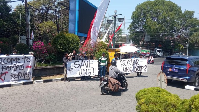 Aksi pembentangan spanduk oleh mahasiswa di gerbang depan UNS Solo, Kamis (10/8/2023).