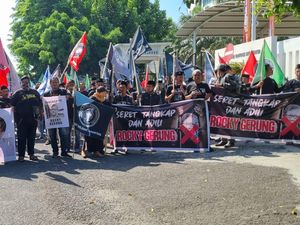Massa Tolak Rocky Gerung Geruduk Kantor Gubernur Jatim