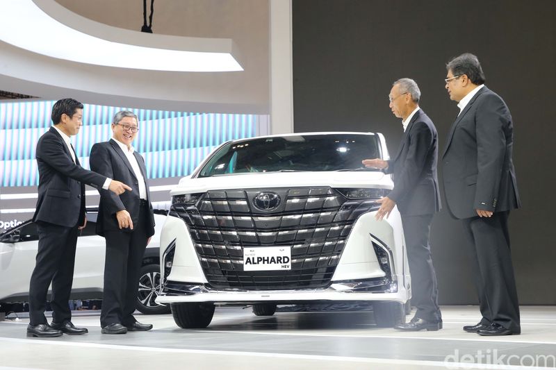 Alphard Generasi Terbaru Tampil di GIIAS 2023