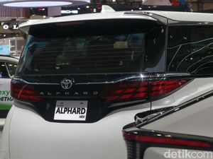 Toyota Alphard Dikeroyok