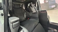 Dari segi dimensi, Toyota Alphard kini memiliki panjang 5.010 mm. Sedangkan ukuran lebarnya tidak berubah, yakni 1.850 mm, juga jarak sumbu roda masih 3.000 mm.