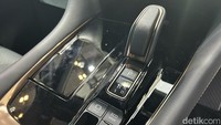Sisi eksteriornya mengusung tema Forceful x Impact Luxury yang terlihat lebih kekar dan membuat kesan lebih bertenaga. Toyota Alphard yang didisplay di GIIAS 2023 ini mengusung bodykit Modellista berupa front skirt, side skirt, dan rear skirt.