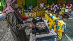 Antusias Anak TK Belajar Bikin Kue Apem