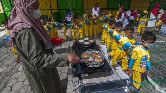 Sejumlah siswa mengikuti kegiatan belajar membuat kue apem di Sekolah KB dan TK Sayf El Falah, Klaten, Jawa Tengah, Kamis (10/8/2023). Kegiatan yang diikuti siswa kelompok bermain dan taman kanak-kanak itu untuk mengenalkan cara membuat kue apem yang merupakan makanan tradisional khas Kabupaten Klaten. ANTARA FOTO/Aloysius Jarot Nugroho/aww.