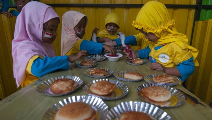 Sejumlah siswa mengikuti kegiatan belajar membuat kue apem di Sekolah KB dan TK Sayf El Falah, Klaten, Jawa Tengah, Kamis (10/8/2023). Kegiatan yang diikuti siswa kelompok bermain dan taman kanak-kanak itu untuk mengenalkan cara membuat kue apem yang merupakan makanan tradisional khas Kabupaten Klaten. ANTARA FOTO/Aloysius Jarot Nugroho/aww.