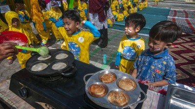 Antusias Anak TK Belajar Bikin Kue Apem