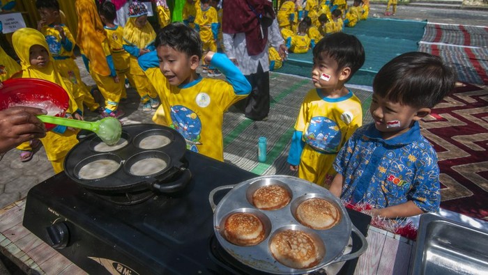 Sejumlah siswa mengikuti kegiatan belajar membuat kue apem di Sekolah KB dan TK Sayf El Falah, Klaten, Jawa Tengah, Kamis (10/8/2023). Kegiatan yang diikuti siswa kelompok bermain dan taman kanak-kanak itu untuk mengenalkan cara membuat kue apem yang merupakan makanan tradisional khas Kabupaten Klaten. ANTARA FOTO/Aloysius Jarot Nugroho/aww.
