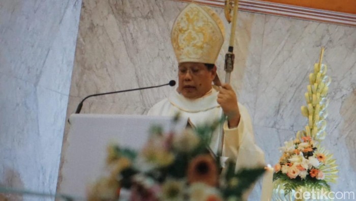 Potret Bapa Uskup Surabaya Msgr. Vincentius Sutikno Wisaksono semasa hidup