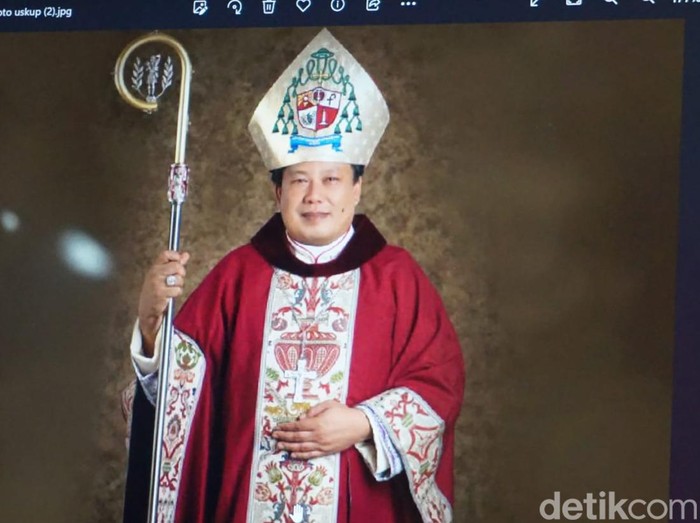 Potret Bapa Uskup Surabaya Msgr. Vincentius Sutikno Wisaksono semasa hidup