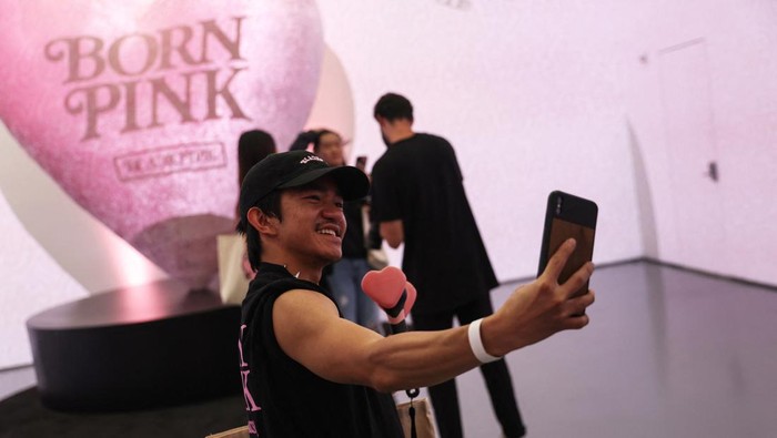 BLACKPINK Pop Up Hadir di New York, Langsung Diserbu Blink People wait in line to enter the Korean pop group Blackpink's Born Pink pop-up experience in collaboration with Japanese artist Verdy, at a store in New York City, U.S., August 9, 2023. REUTERS/Shannon Stapleton
