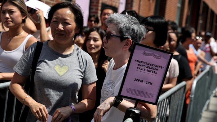 People wait in line to enter the Korean pop group Blackpink's Born Pink pop-up experience in collaboration with Japanese artist Verdy, at a store in New York City, U.S., August 9, 2023.  REUTERS/Shannon Stapleton