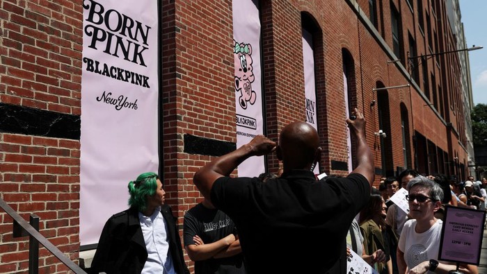 BLACKPINK Pop Up Hadir di New York, Langsung Diserbu Blink People wait in line to enter the Korean pop group Blackpink's Born Pink pop-up experience in collaboration with Japanese artist Verdy, at a store in New York City, U.S., August 9, 2023. REUTERS/Shannon Stapleton